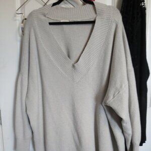 a.n.a  3 x V-Neck Taupe Sweater